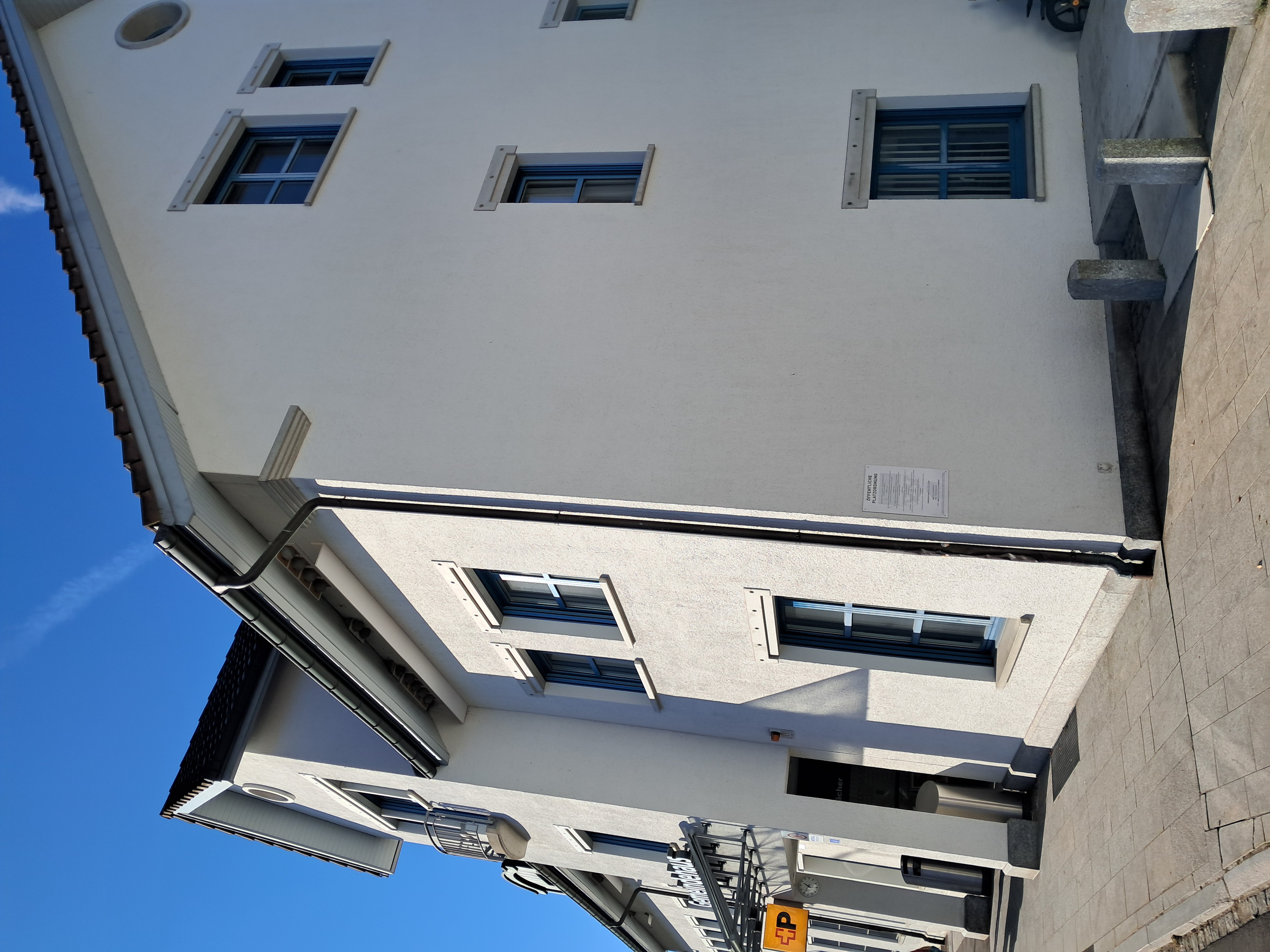 Nester der Mehlschwalben am Gemeindehaus in Müllheim